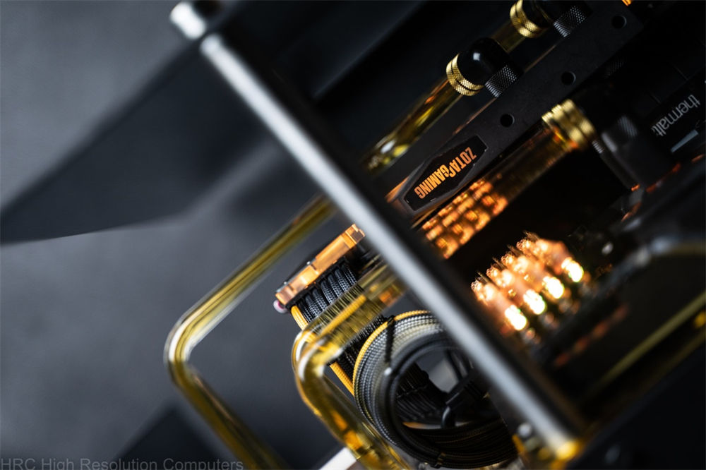 全景视角Thermaltake Core P90 Rolaylita金色水冷MOD电脑图片
