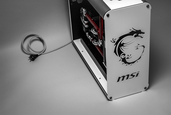 MSI钛魔龙主题：Hex Gear R80 的蜕变图片