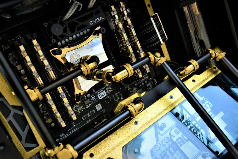酷冷至尊C700M水冷装机：复仇者联盟主题黑色+金色水冷主机MOD图片